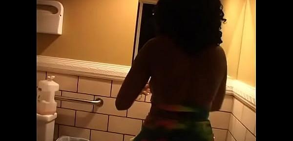  Black guy films his gorgeous wife with chocolate skin pissing in the toilet